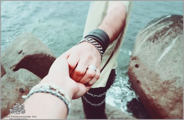 Gdy Mężczyzna Chwyta Kobietę Za Rękę - Co To Oznacza?