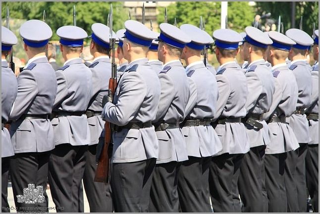 Ile Pracownik Mcdonald Zarabia? Sprawdź!